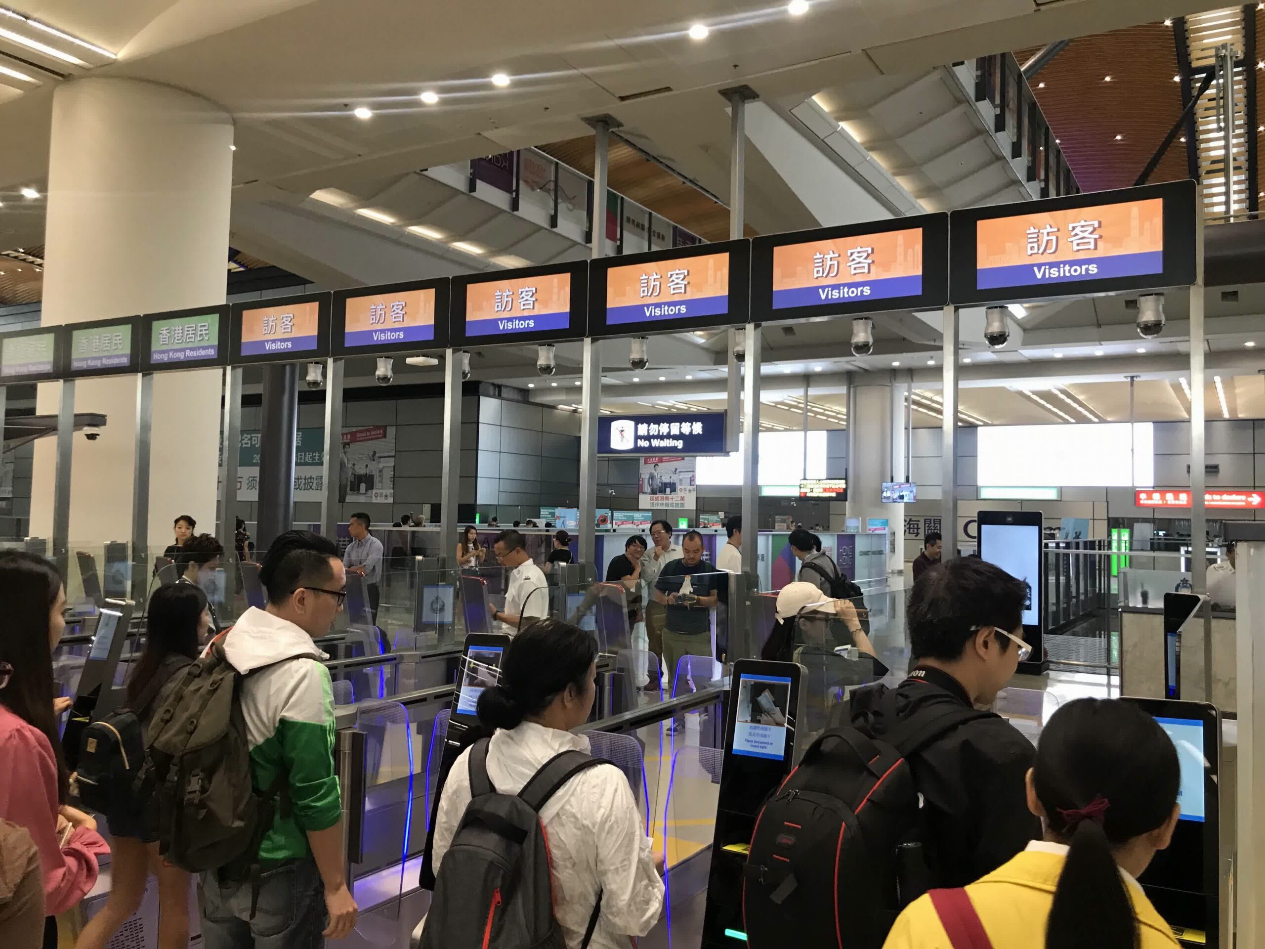 經港珠澳大橋珠海公路口岸往來粵港澳三地的旅客